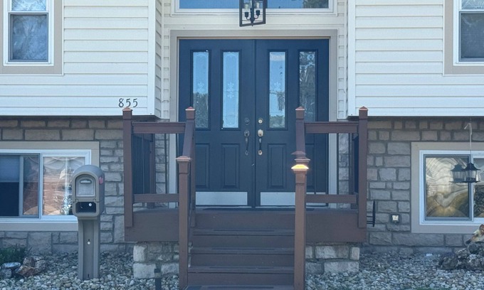 Newark House | 3-bedroom 2 bath House Featuring a Music Theme Decor