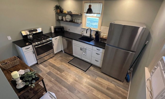 Monroe House | 3 bedroom 2 bath, newly rennovated, modern Downtown Retreat in Monroe