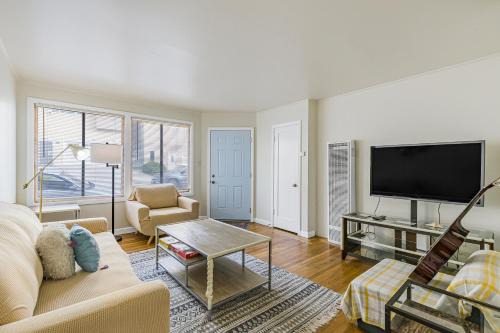 Daly City House | 3 Bedroom 2 Bathroom House, Walkable to BART, Free Parking, Views