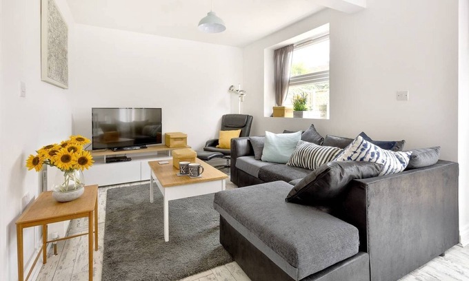 Hemel Hempstead House | 3 Bedroom 5 Bed House nr London in Hemel Hempstead