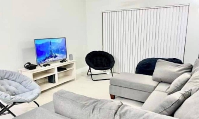 Davie Apartment | 3 Bedroom 644648 by Houzlet