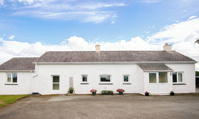 Pont-rug Cottage | 3 bedroom accommodation in Pontrug, near Caernarfon