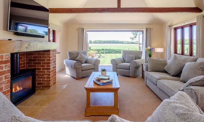 Sculthorpe Cottage | 3 bedroom accommodation in Sculthorpe, Fakenham