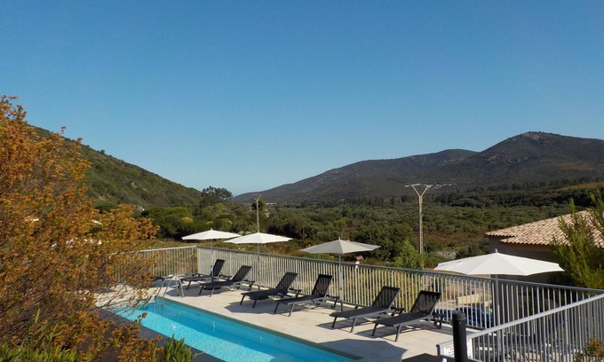 Galeria Apartment | 3 bedroom apartment heated pool air conditioned wifi 1 min river 7 min beach