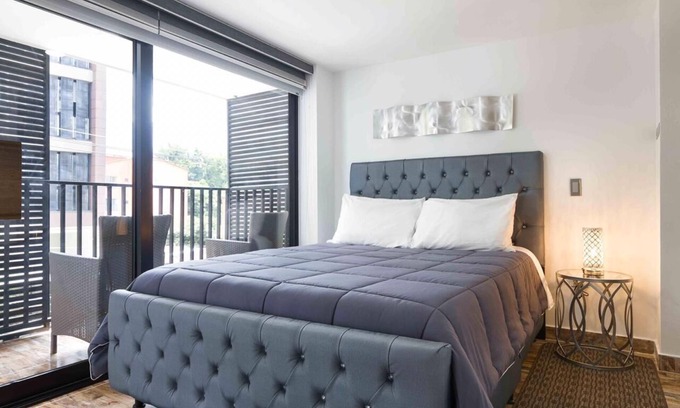 El Poblado Apartment | 3 Bedroom Balcony 3 Hot Tubs AC security