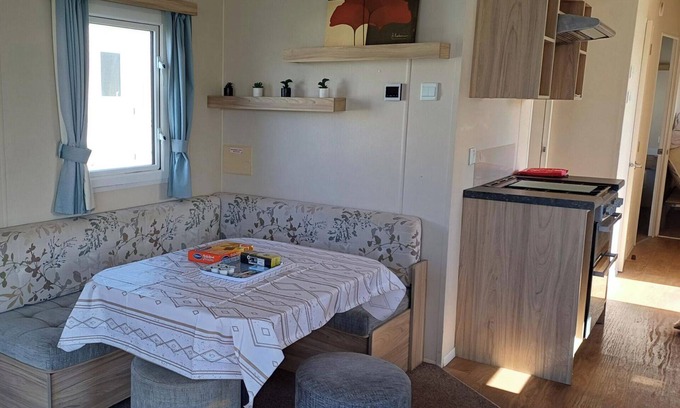 St Leonards-On-Sea Ski Chalet | 3 Bedroom Caravan - Sleeps 8, Parking, Pets, Beach
