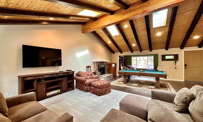 Skyland House | 3 bedroom, community beach, BBQ, Hot Tub, Pool Table (ZC1004)