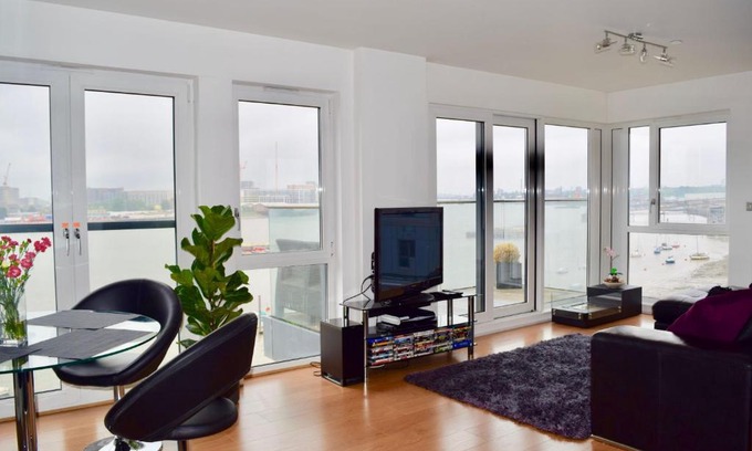 Peninsula Apartment | 3 Bedroom Dual-Aspect Flat With River Views