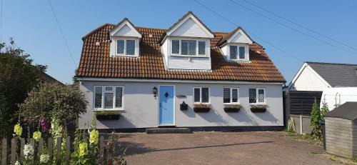 Greenhill House | 3-Bedroom Family Home. Just 5 Mins From The Beach!