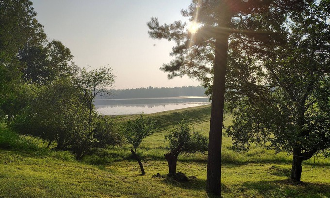 Gladstone House | 3- bedroom home on the river10 min. from town also have identical 1818034 ID #