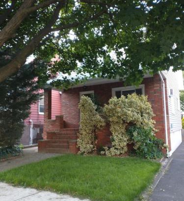 Clifton House | 3 Bedroom House 2 Bath House Near New York