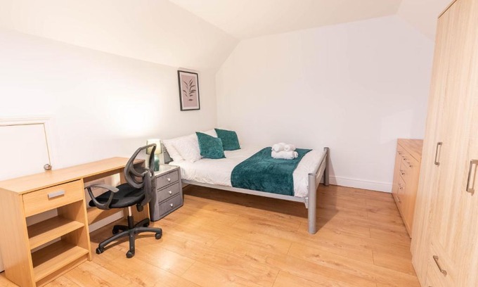 Luton House | 3 bedroom House for Contractors,Workers,Relocation,Insurance,Family, Free Parking, Ashburnham 1