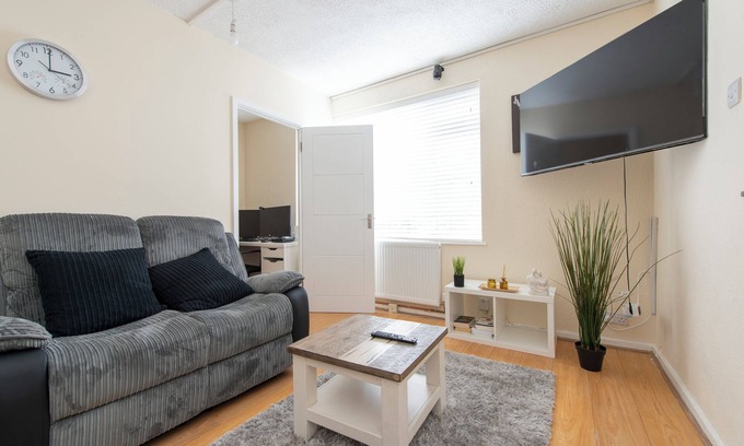 Abbey Wood House | 3 bedroom House, Greenwich, Family and Contractor Friendly! Sleeps 11!