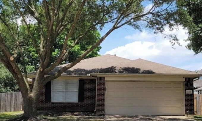 Barker House | 3-bedroom house in brilliant Katy with AC, WiFi