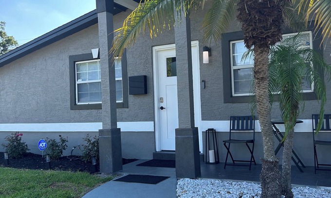 Lake Mann Estates House | 3-bedroom house in charming Orlando with AC