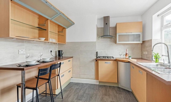 Nottingham House | 3-bedroom house in Felstead Road
