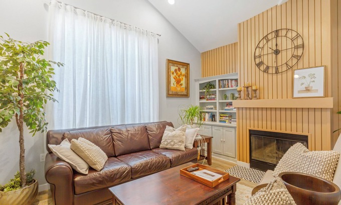Fullerton House | 3-bedroom house Near Disneyland in Fullerton, Recently Renovated