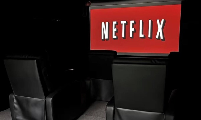 Rockford House | 3 bedroom house with PRIVATE MOVIE THEATER, MASSAGE RECLINERS AND SHADED BALCONY