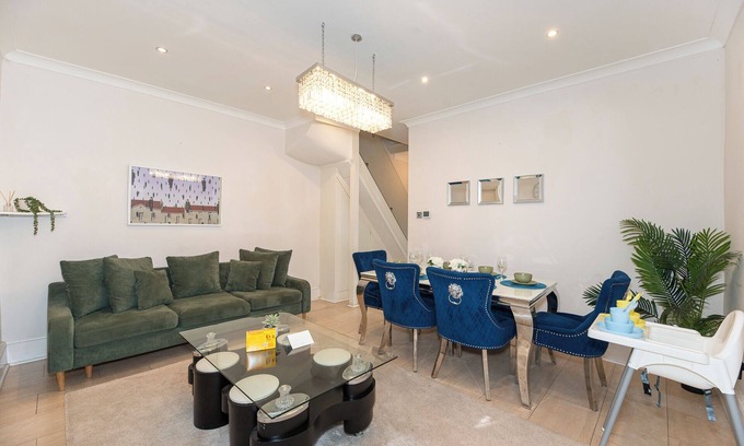 Loxford Apartment | 3-Bedroom Ilford House w/Private Garden & FREE Parking - East London, Stratford