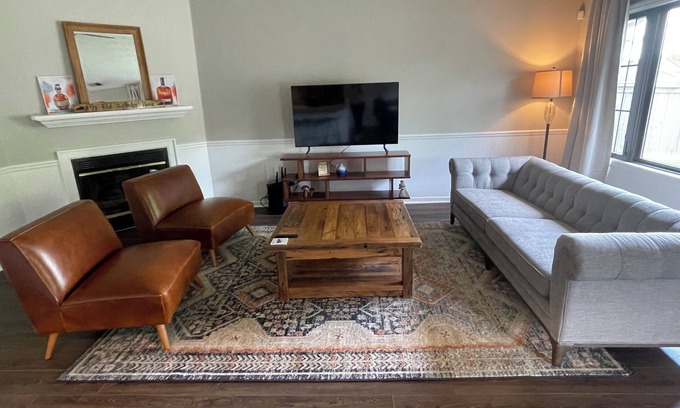 Lexington House | 3-bedroom King Suite Garage with WiFi