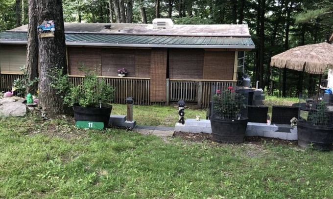 White Mills House | 3-bedroom mobile home in delightful Hawley with WiFi, AC