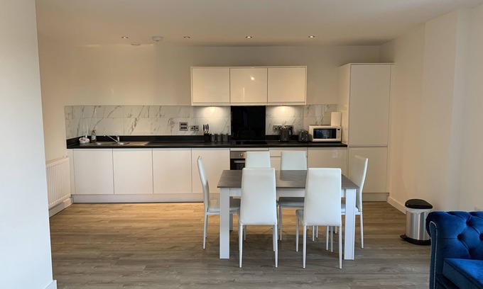 Bowes Apartment | 3 Bedroom Modern Apartment in London