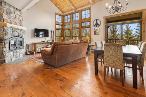 Stratton Mountain House | 3 Bedroom plus Loft at Stratton with Hot Tub