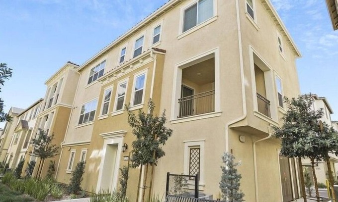 Chino Apartment | 3 Bedroom Single family L-457398 by Houzlet