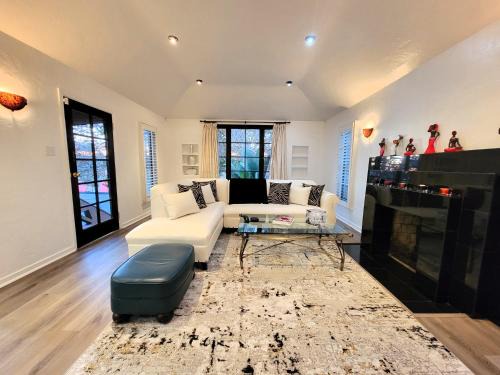 Beverly Hills Apartment | 3 bedroom top story apartment near Pico blvd