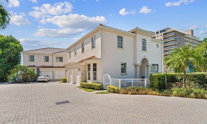 Hillsboro Beach House | 3 Bedroom Townhome 435936 by Houzlet