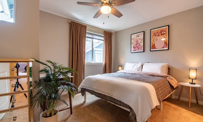 Minor House | 3 Bedroom Townhouse Downtown w/Private Backyard