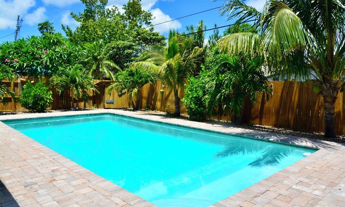 Vetter Isles Estates House | 3-bedroom tropical pool house,Near Cruise Terminals, Beaches, Disney, KSC