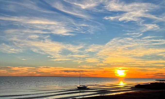 Long Mott House | 3-bedroom updated fishing cabin on the bay in Seadrift with WiFi & Central AC