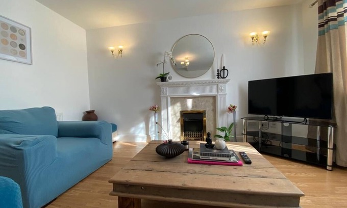 Thamesmead House | 3 bedrooms home, 7min to subway with free parking