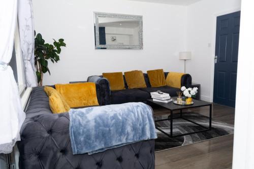 Leicester House | 3 Bedrooms homely House sleeps seven comfortably with three double beds and one single bed Free parking on private drive for upto 3 cars vans For business travellers contractors and holiday goers Near all major transport links