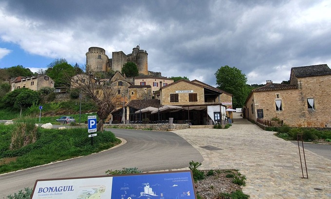 Fumel Cottage | 3 bedrooms, open plan living, 2 shower rooms, Terrace, Garden, Swimming pool