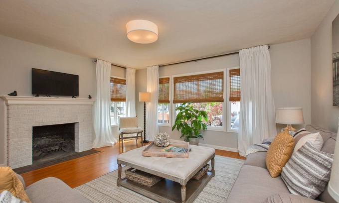 Alameda House | 3 blocks from the beach! A cozy 2-bedroom house in Alameda with backyard