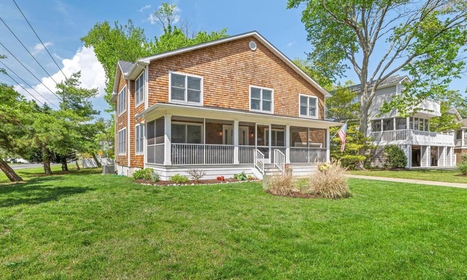 Bethany Beach Cottage | 3 Blocks to Beach. 5 Bedrooms, 4 Bathrooms - Family Spaces, Kitchen, & Porches