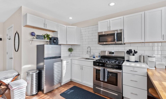 Fifth Ward House | 3 BR House + Front Studio Unit w/2 Car Garage - Sleeps 12 in Walker's Point!