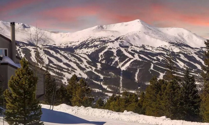 Woodmoor House | 3-BR Townhouse w/hot tub and great views. Minutes from ski slopes.