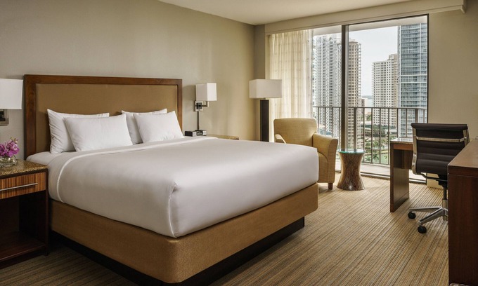 Downtown Miami Hotel | 3 Connecting Suites at a 4⭐️ Hotel