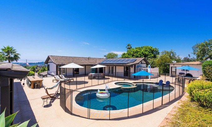 Vista House | 3 House Estate- Family Adventureland, sleeps 20+