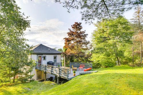 East Boothbay House | 3 Mi to Boothbay Harbor Coastal Colorful Home!