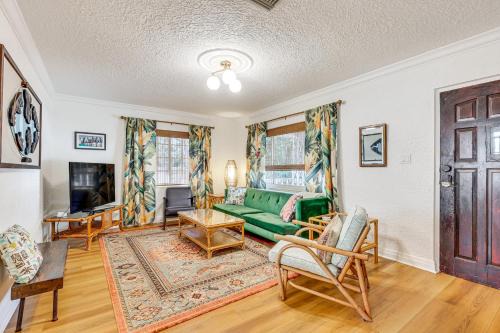 Tampa House | 3 Mi to Dtwn Tampa Cottage with Fire Pit!