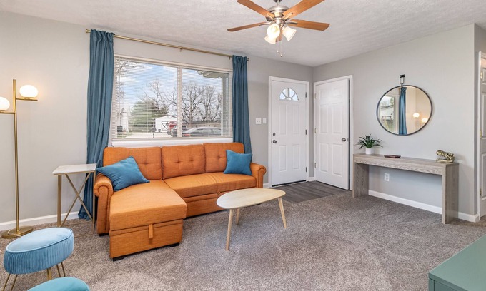 Williamstown House | 3 Miles from the ARK! 3 bedroom Home in Williamstown with Game Room!