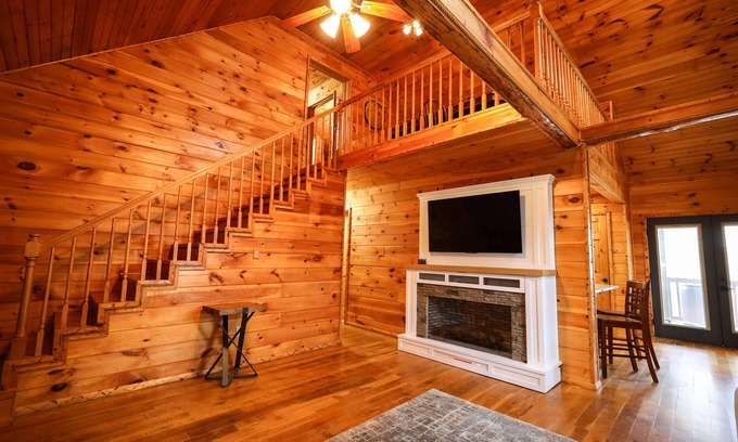 Bruno Cabin | 3 miles to the Buffalo River. High speed internet. Private! Great fire pit