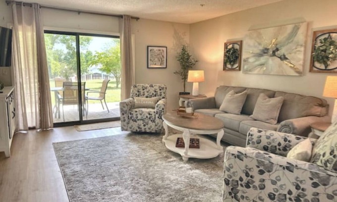 Branson Apartment | 3 Min to Strip! Indoor Pool, Hot tub, Sauna, new!