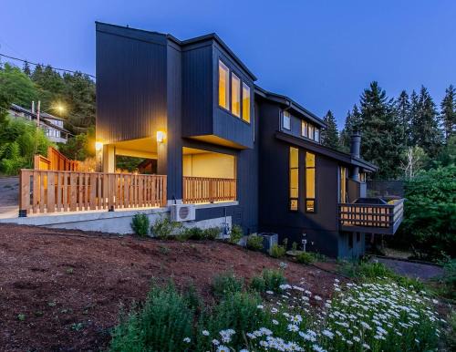 Amazon House | 3 min to UO with amazing views! Central to all!