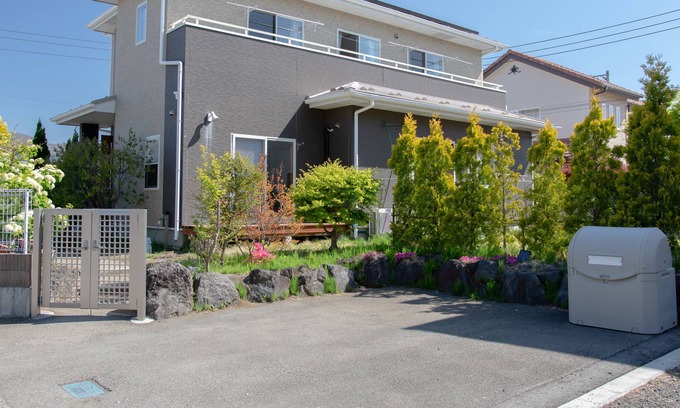 Fujikawaguchiko House | 3 minutes drive to Fujikyu Highland! It takes only 5 minutes to reach the shore of Kawaguchi Lake. Many convenience stores and supermarkets nearby. Accommodates up to 7 people. You can also barbecue in the garden!