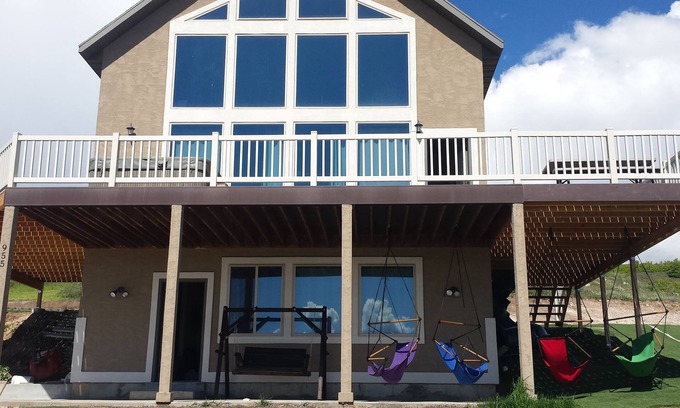Harbor Village Cabin | 3 minutes from State Marina Private Hot Tub! Playground!